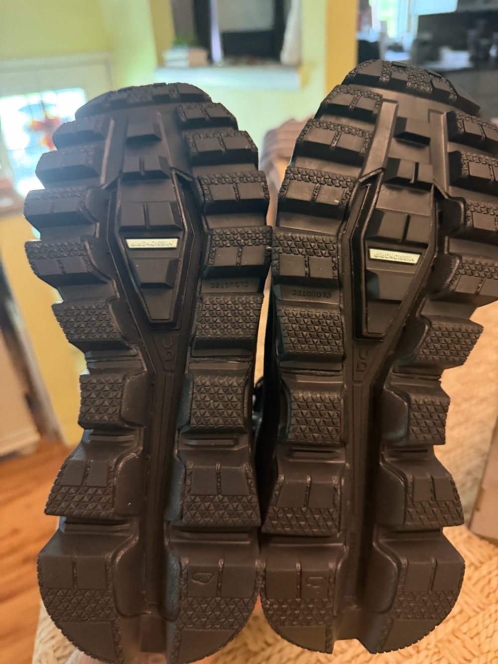 On Running. CLOUDROCK  Waterproof Mid SZ 8 woman new in box $240 EVERYWHERE!!! - Picture 4 of 6